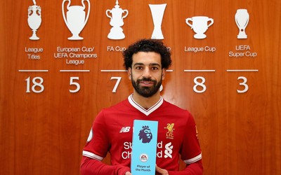 FB体育-克拉马里奇与对方球员交换球衣